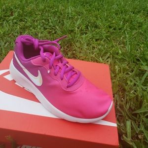 Girl Nike tanjun print sneaker